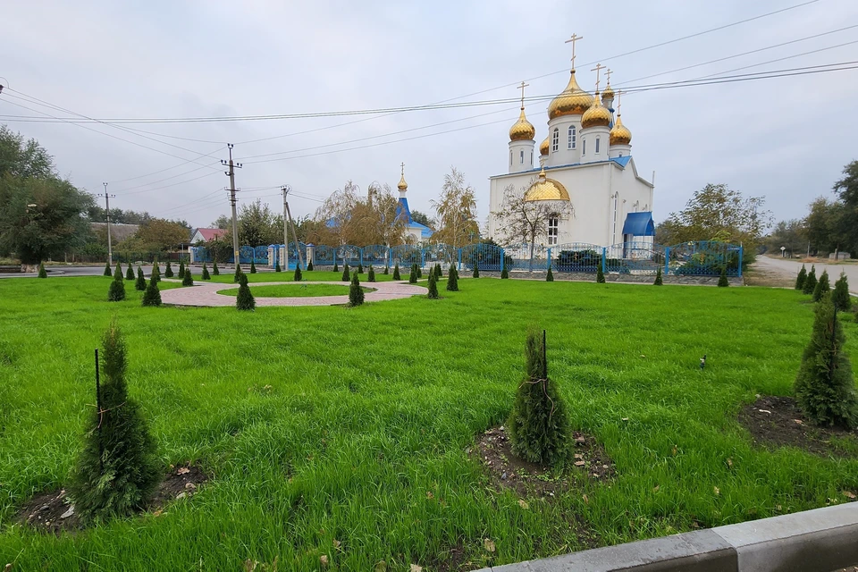 На прихрамовой территории в селе на Ставрополье уложили тротуар и высадили туи0