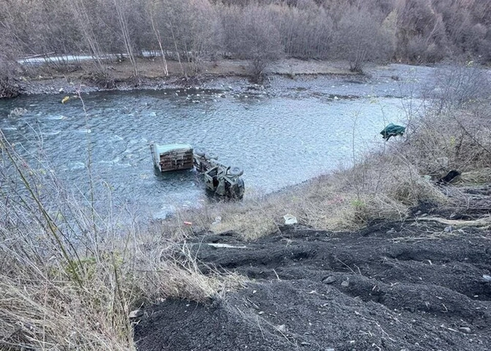 Один человек погиб и трое пострадали при падении машины с обрыва в Дагестане0