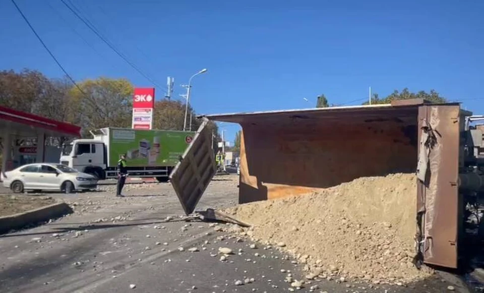 Перевернувшийся грузовик перекрыл движение на улице Вавилова в Ставрополе0