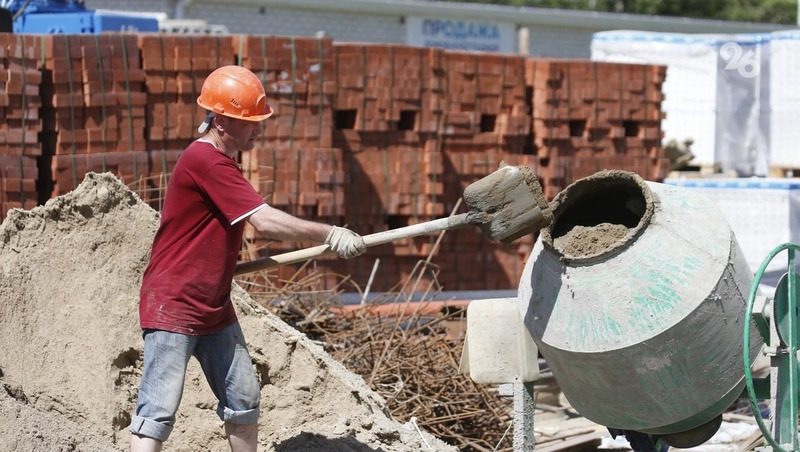 Ремонт двух футбольных школ почти завершили в Ставрополе