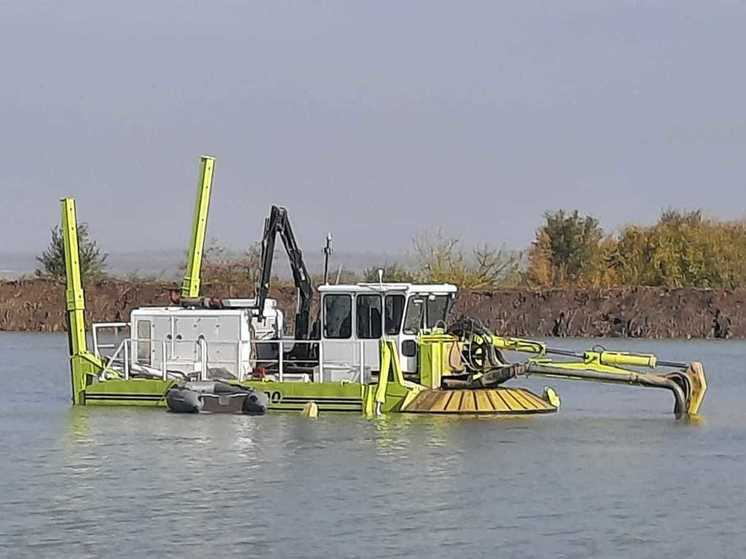 В Красногвардейском округе завершаются работы по очистке водоема-накопителя