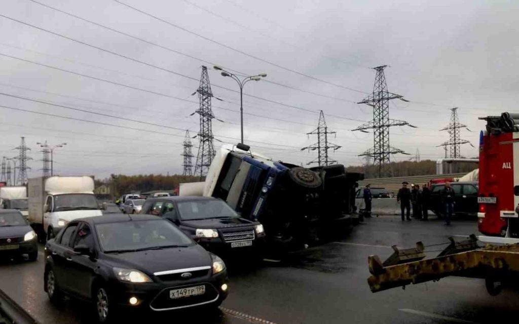 Здесь лучше не гнать: названы самые аварийные места в Москве и Санкт-Петербурге