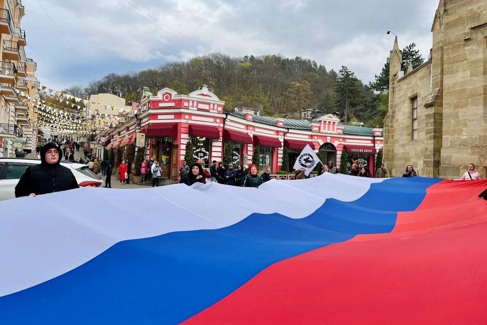 Более тысячи человек 10 национальностей устроили этнопарад в Кисловодске0