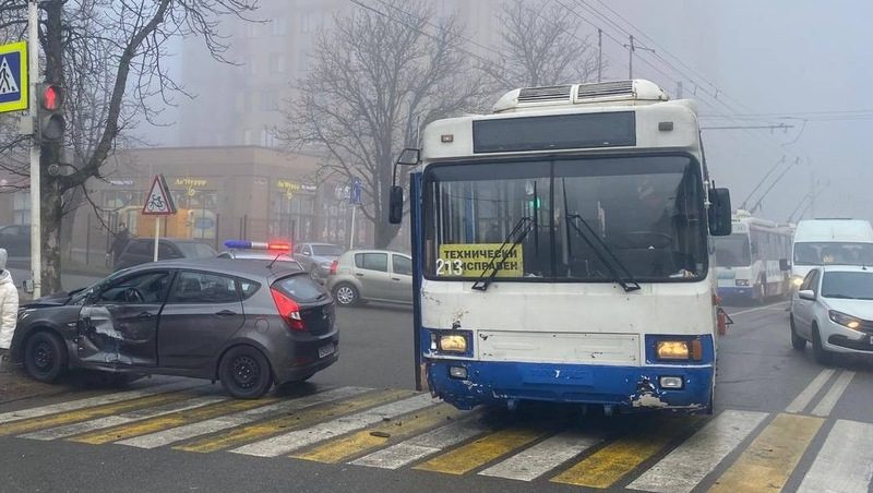 Иномарка врезалась в троллейбус в Ставрополе