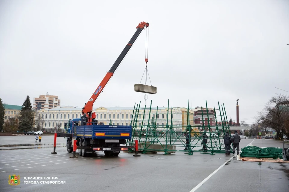 К монтажу новогодней елки приступили на площади Ленина в Ставрополе0