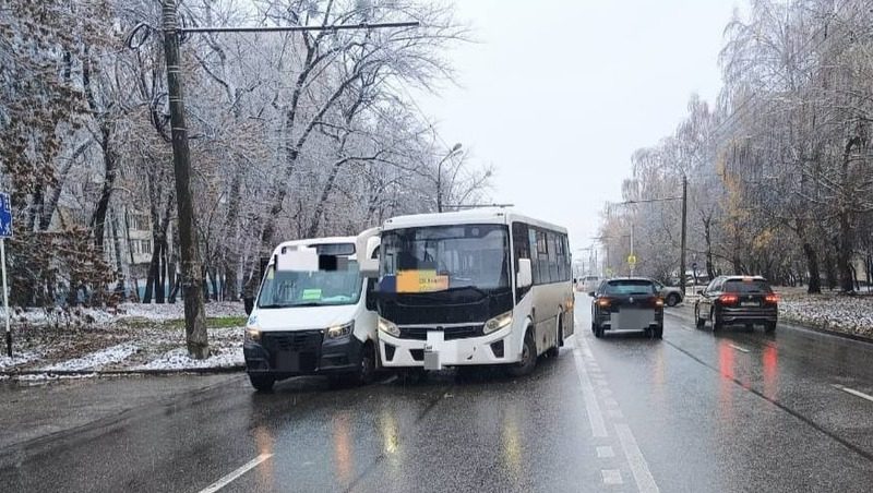 Легковушка и две маршрутки столкнулись в Ставрополе