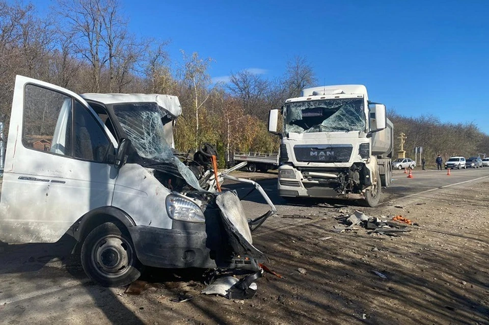 Под Пятигорском в лобовом ДТП грузовика и ГАЗели погиб водитель0