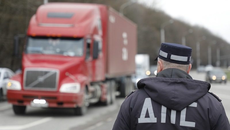 Ставропольские автоинспекторы помогли военным починить сломавшийся грузовик