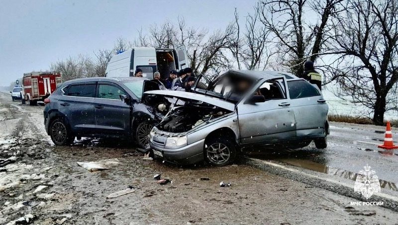 Три человека погибли в лобовом столкновении легковых авто в Арзгирском округе