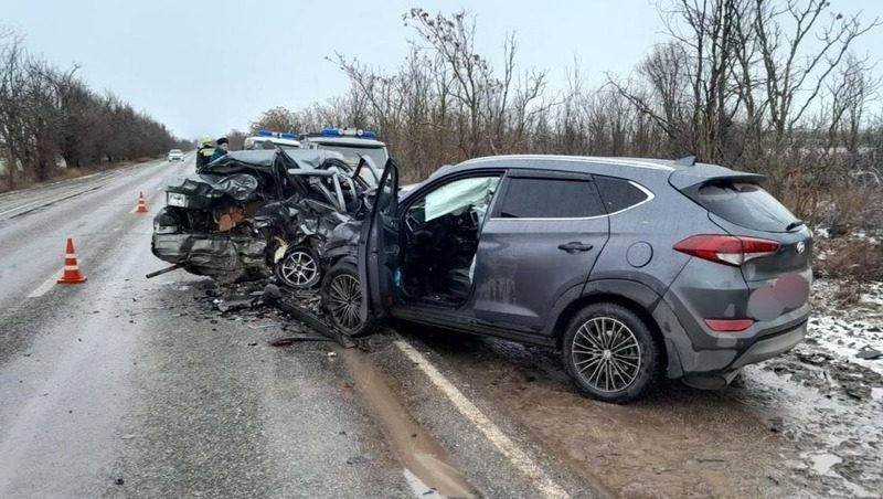 Три человека погибли в лобовом столкновении легковых авто в Арзгирском округе