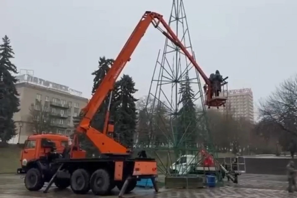 В центре Пятигорска начали устанавливать новогоднюю елку0