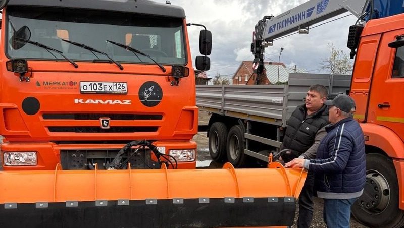 В Ессентуках расчищают дороги от снега и восстанавливают электроснабжение