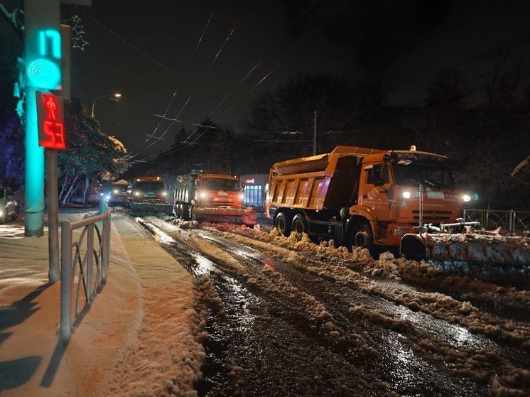 В Ставрополе 65 единиц техники чистят город от снега