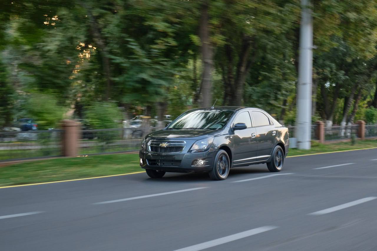 В Узбекистане начался выпуск новой версии седана Chevrolet Cobalt: он стоит как «Гранта»