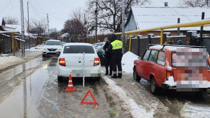 Водитель «Лады» разогнался на снежной дороге в Предгорье и сбил женщину