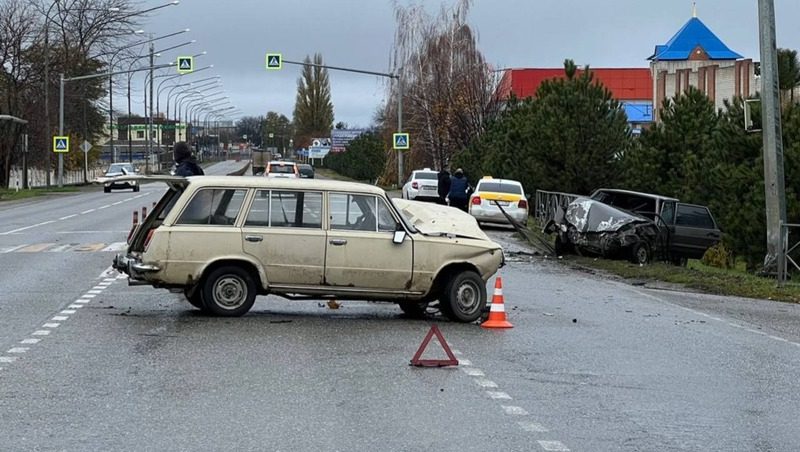 Водитель пострадал при столкновении двух легковушек в Изобильненском округе