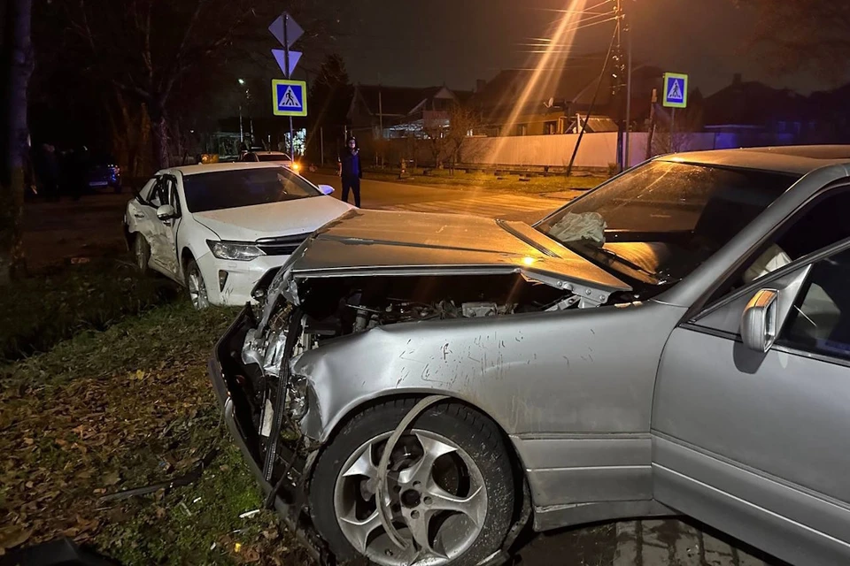 Четыре человека пострадали в Пятигорске в результате столкновения двух иномарок0