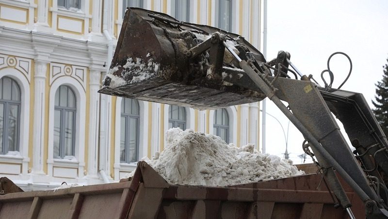 Дорожники защищают трассы на Северном Кавказе от снежных заносов и лавин