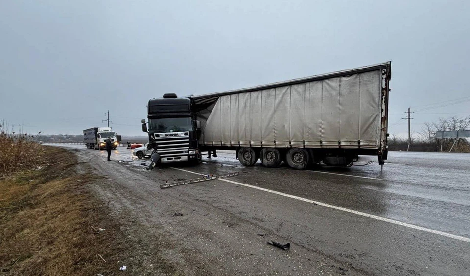 Два человека пострадали в аварии с грузовиком и легковушкой на Ставрополье0