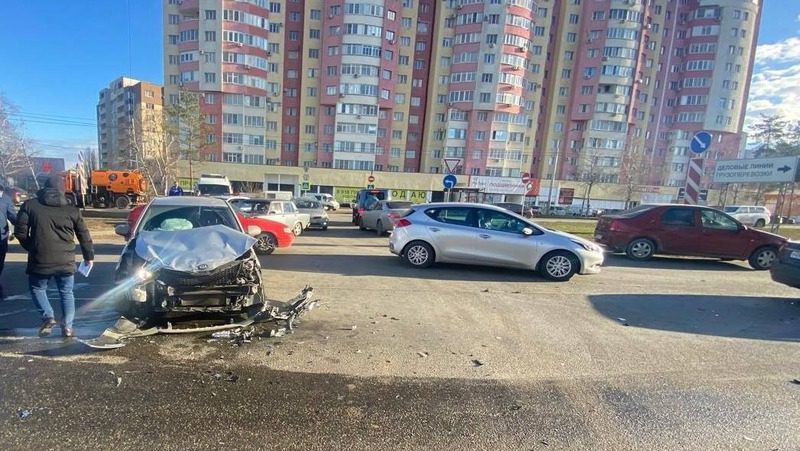 Двое водителей пострадали при столкновении автомобилей в Ставрополе