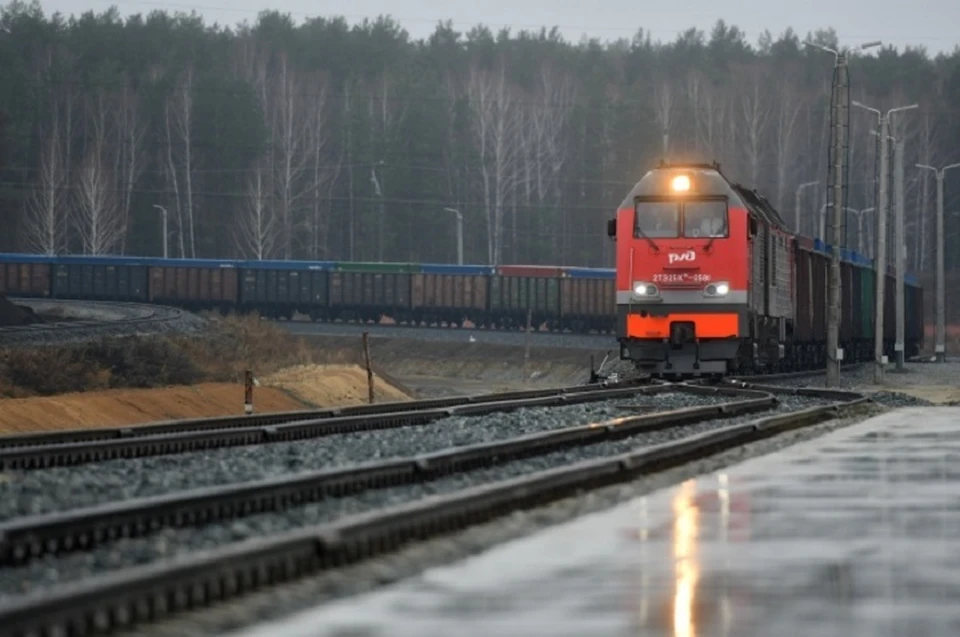 Электричка сбила заехавшую на пути легковушку с людьми в Дагестане0