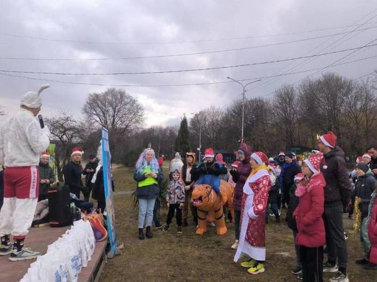 На новогодний забег в Ессентуках вышли Дед Мороз, тигры и олени