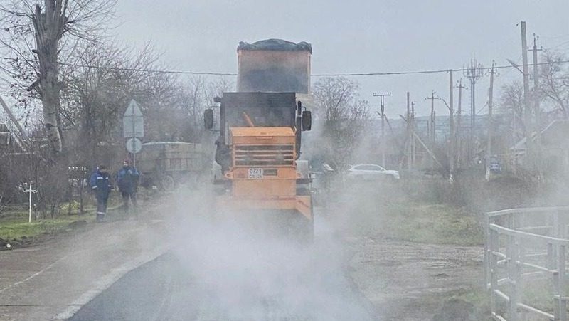 Партийный десант проверил ремонт дорог, ведущих к школам Ставрополья