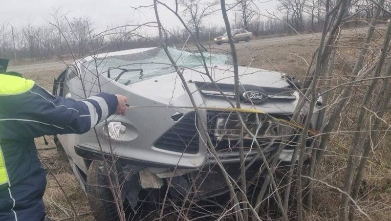 Пять человек пострадали из-за опрокидывания легковушки в Кочубеевском округе