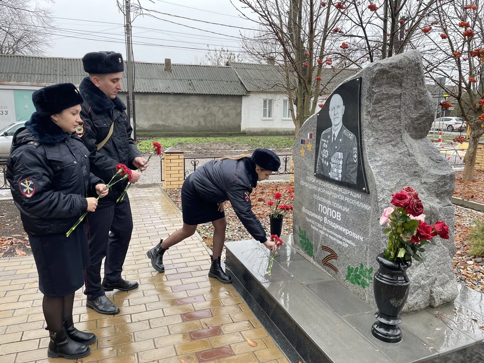 Полицейские на Ставрополье почтили память Героя России Владимира Попова0