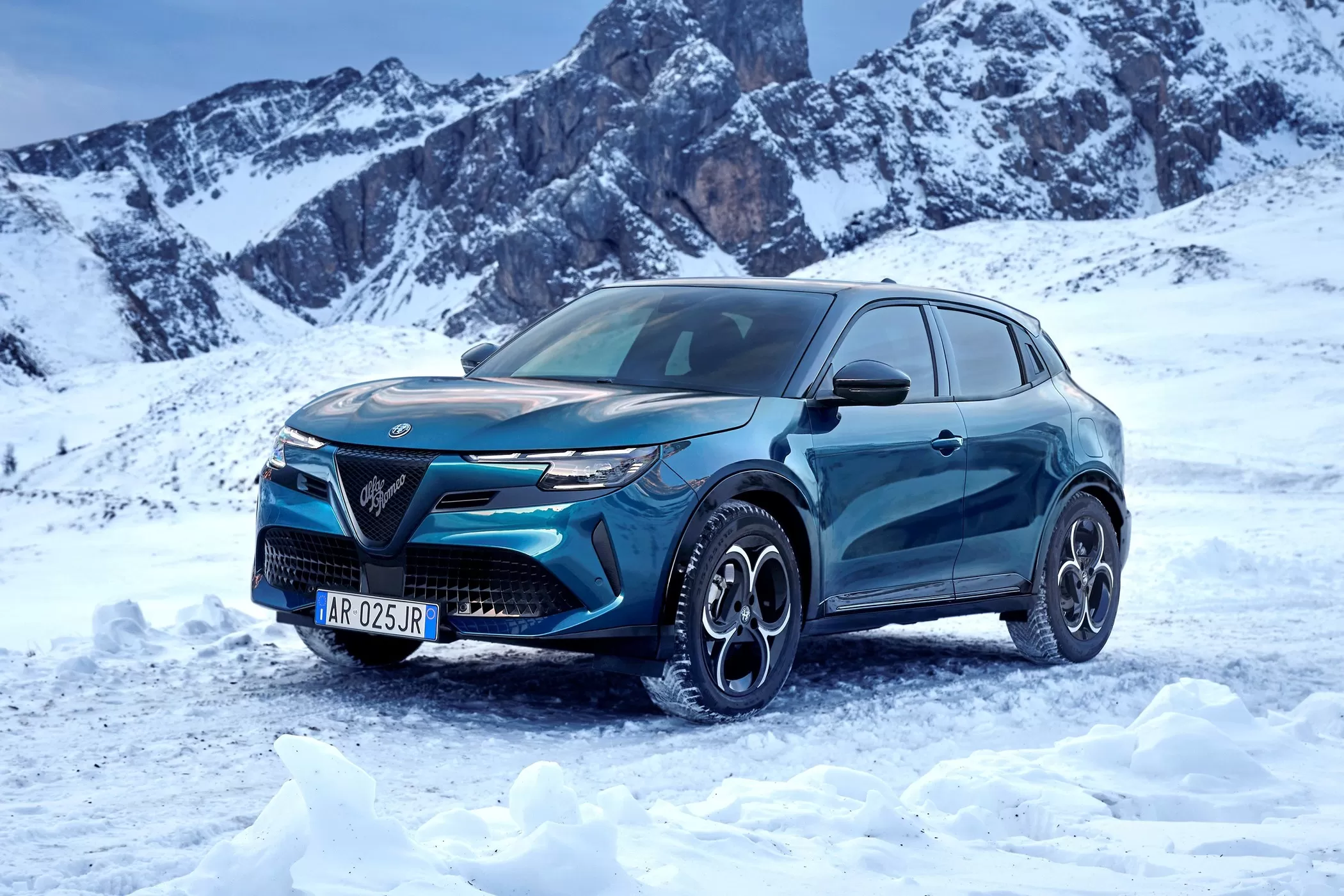 Alfa Romeo представила гибридный кроссовер Junior: 3 мотора и полный привод «как у  Джипа»