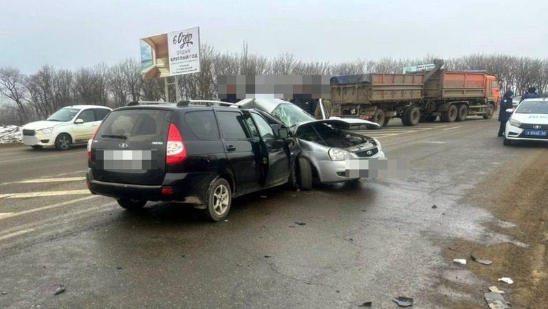 Два человека пострадали в Шпаковском округе при лобовом столкновении машин