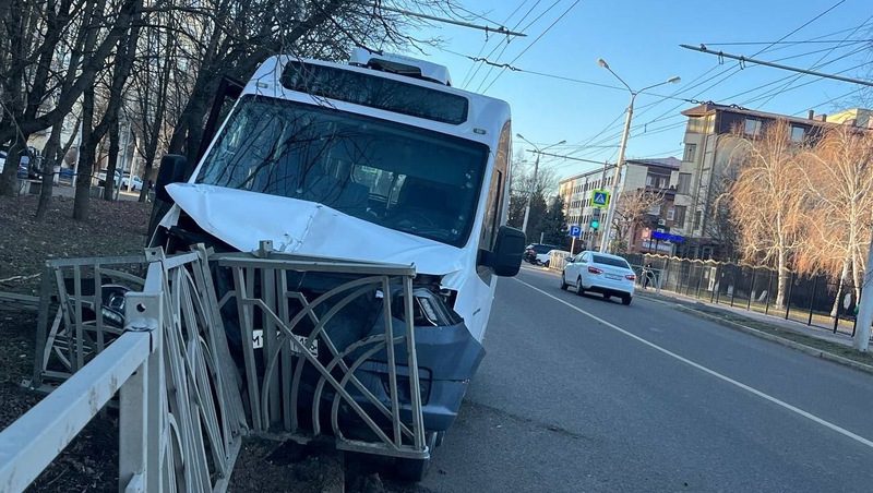 Маршрутка протаранила дорожное ограждение в Ставрополе