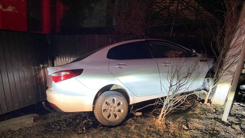 Начинающий водитель врезался в дерево и забор в Предгорном округе