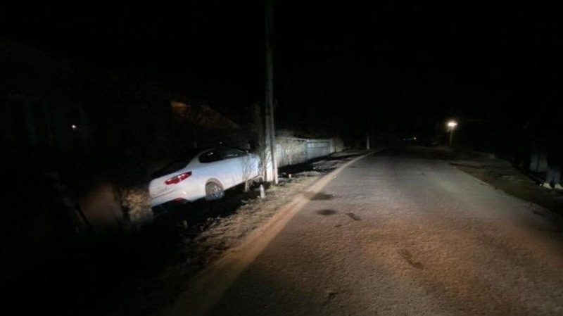 Начинающий водитель врезался в дерево и забор в Предгорном округе