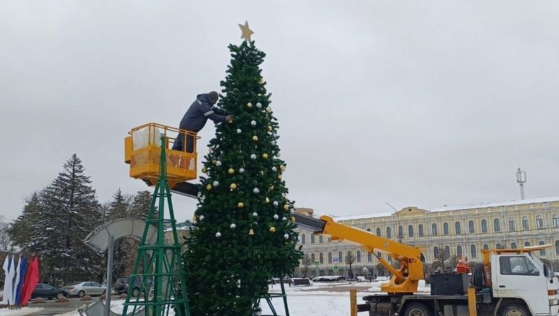 Праздничные украшения и иллюминацию убирают в Ставрополе