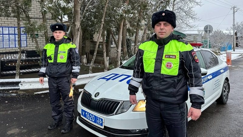 Ставропольские сотрудники ГИБДД помогли пассажирам автобуса, сломавшегося ночью