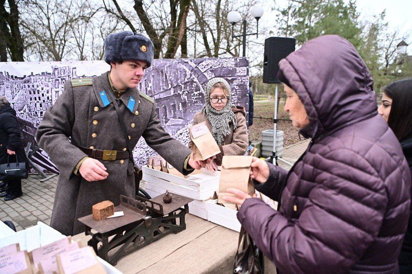 В Буденновске в память о мужестве ленинградцев в годы войны раздали «блокадный» хлеб  Ставрополь (Кавказ)1