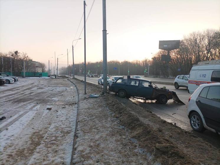 В Ставрополе водитель легковушки не справился с управлением и влетел в опору ЛЭП