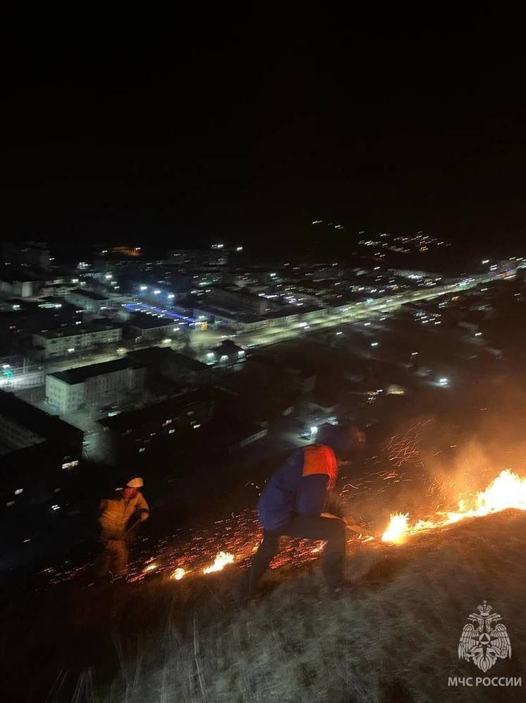 В Тырныаузе потушили сильный пожар на склоне