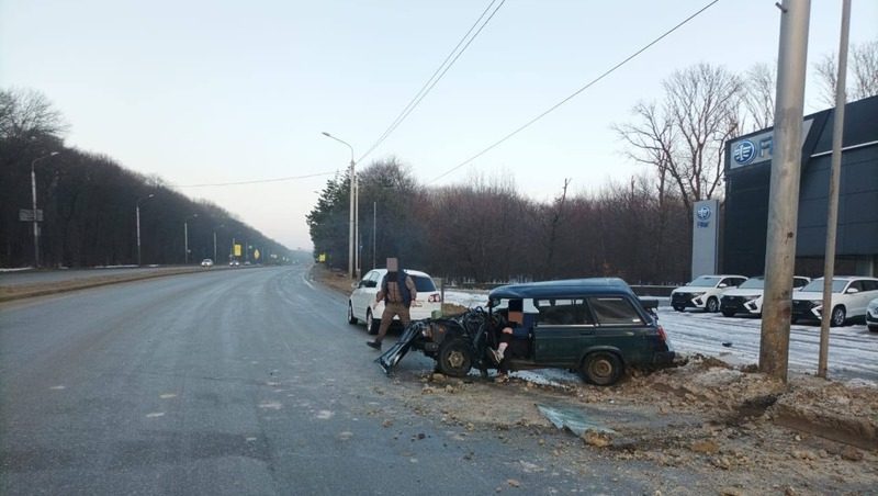 Водитель врезался в опору линии электропередачи в Ставрополе