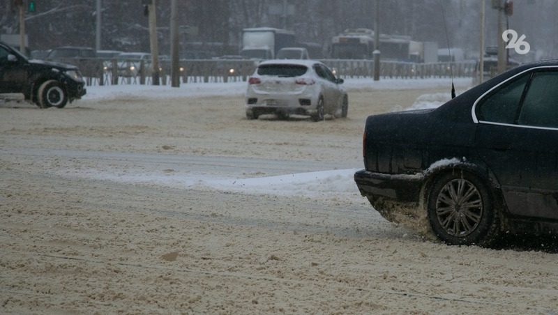 Автоинспекторы предупреждают о сильном ветре и гололёде на дорогах Ставрополья