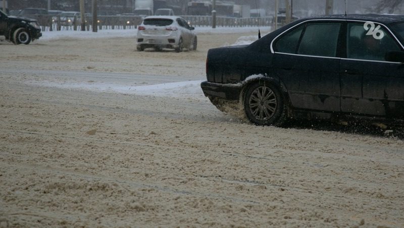 Более 1600 тонн песко-соляной смеси использовали на дорогах Ставрополя ночью