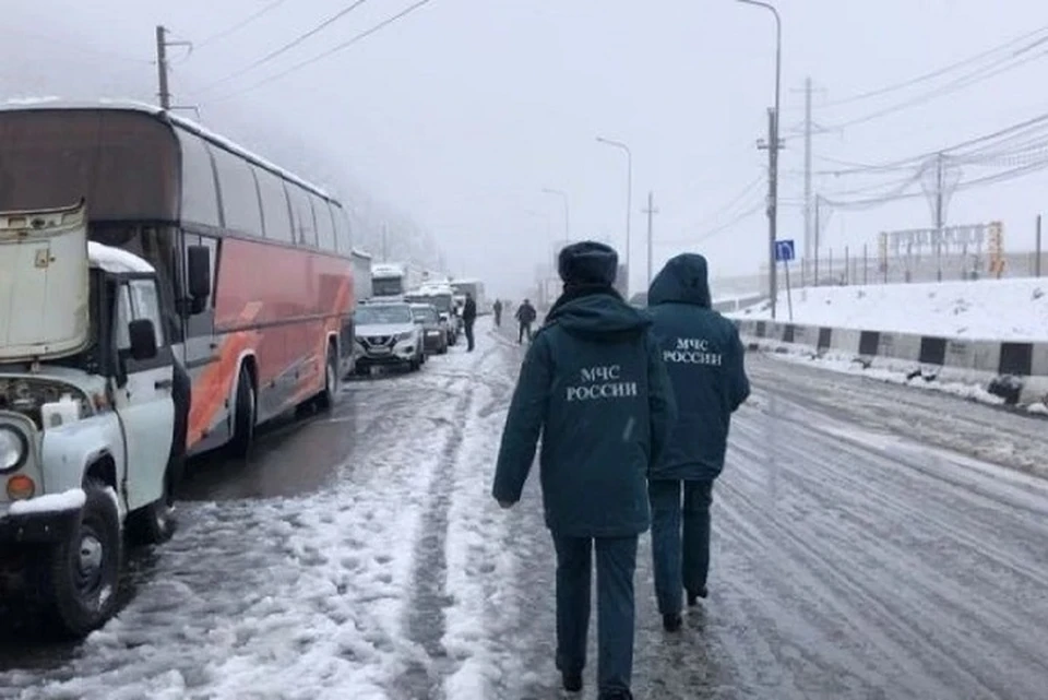 Более 600 грузовиков из-за непогоды застряли на границе Северной Осетии и Грузии0