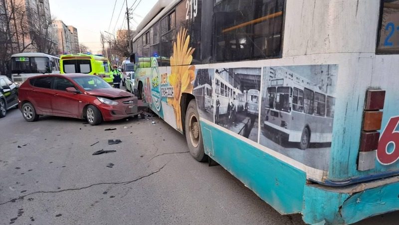 Два человека пострадали при столкновении иномарки и троллейбуса в Ставрополе