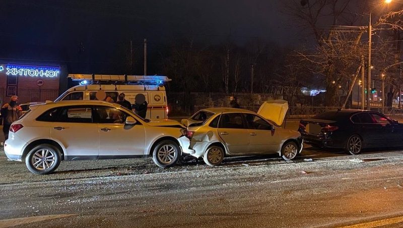 Два человека пострадали в аварии с участием трёх автомобилей в Ставрополе