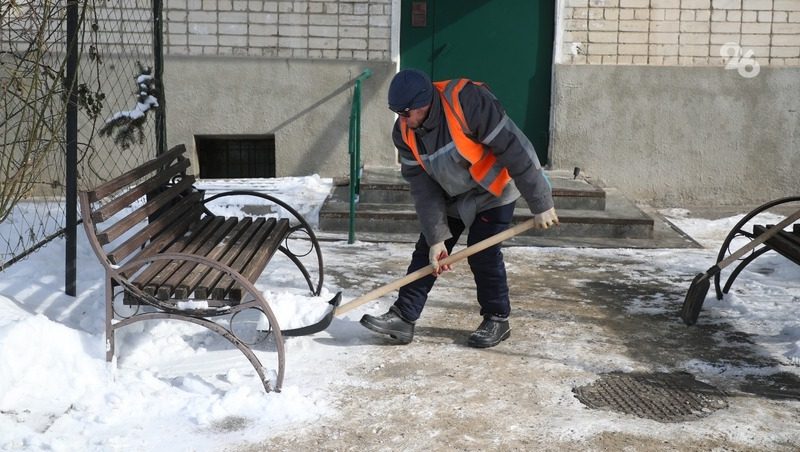 Госжилинспекция проверила, как чистят снег во дворах Изобильненского округа