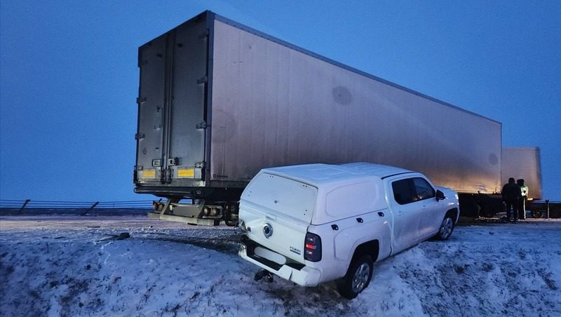 Грузовик столкнулся с внедорожником на трассе «Кавказ» на Ставрополье