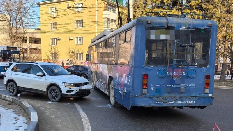 Иномарка столкнулась с троллейбусом в Ставрополе