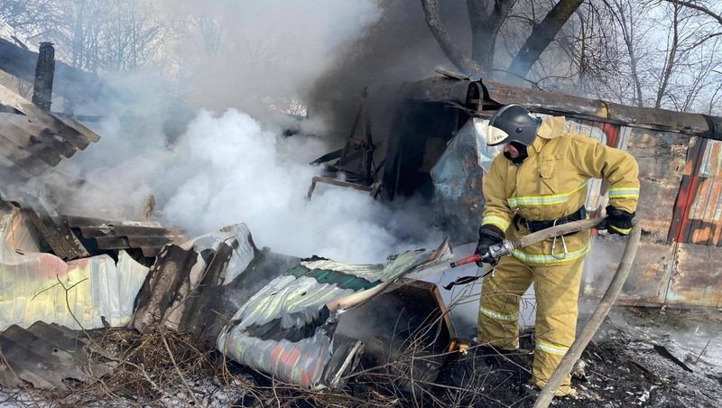 Пассовцы спасли жилой дом от огня в Грачёвском округе