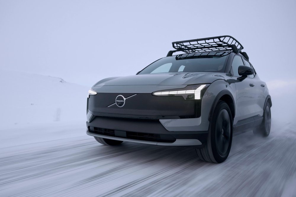 Представлен новый Volvo EX30 Cross Country: полный привод, больше 400 сил и внедорожные аксессуары